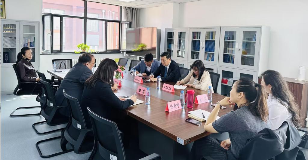 蒙古国科学院语言文学研究院巴特伊若兑教授