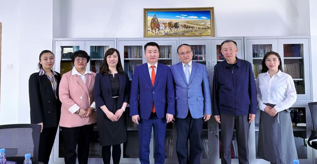 国际蒙古学协会总秘书长扎雅巴特尔教授来访